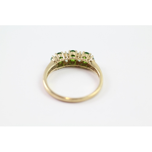 175 - 9ct gold diopside three stone ring with aquamarine spacers (2.5g) Size  R