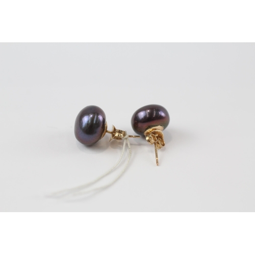 18 - 9ct gold vintage peacock pearl paired stud earrings (2.2g)