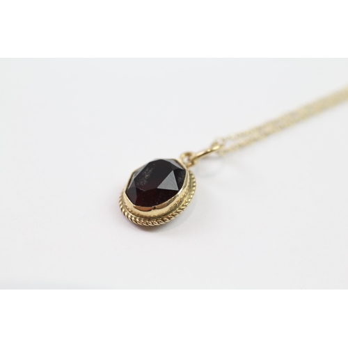 186 - 9ct gold garnet pendant necklace (1.6g)