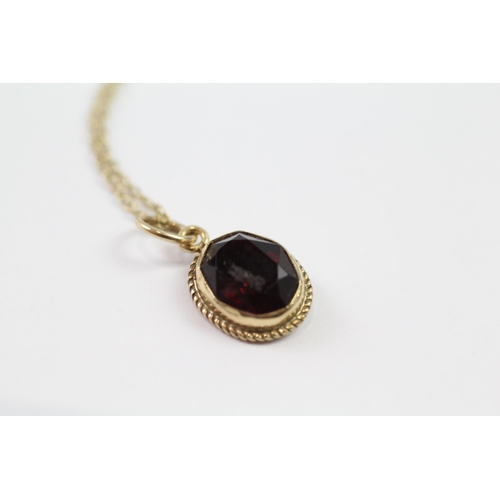 186 - 9ct gold garnet pendant necklace (1.6g)