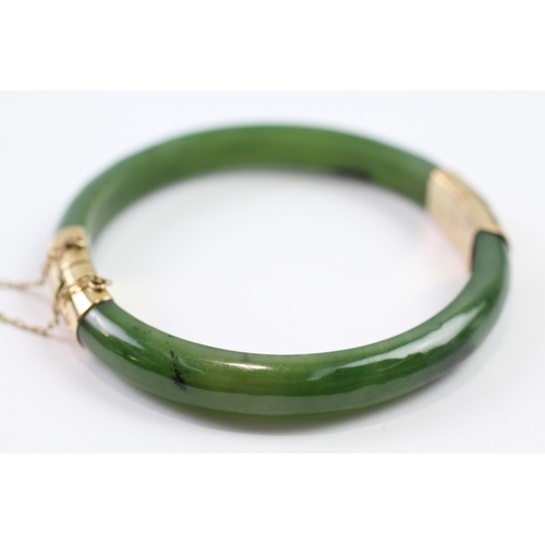 188 - 9ct gold nephrite bangle (26.6g)