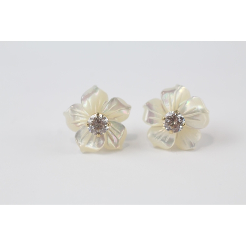 19 - 14ct gold vintage mother of pearl floral paired earrings (2.6g)