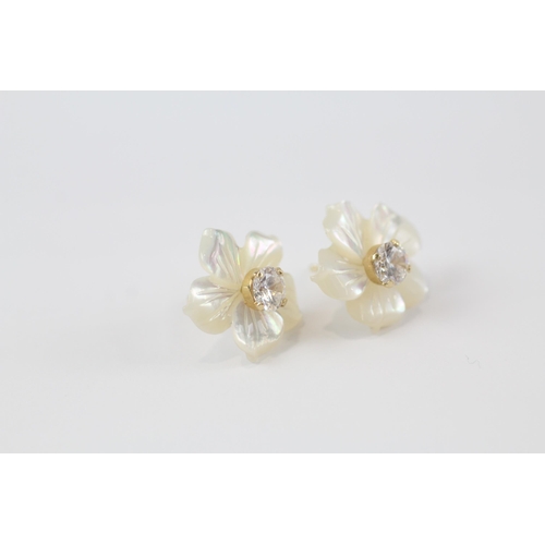 19 - 14ct gold vintage mother of pearl floral paired earrings (2.6g)