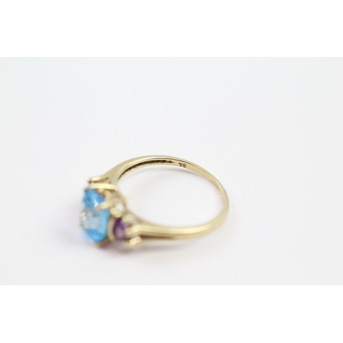 195 - 9ct gold blue topaz & amethyst three stone ring (2.3g) Size  O