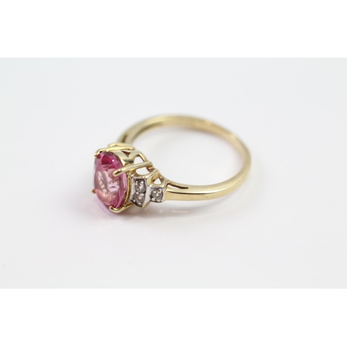 197 - 9ct gold coated pink topaz single stone ring with white gemstone sides (2.4g) Size  M