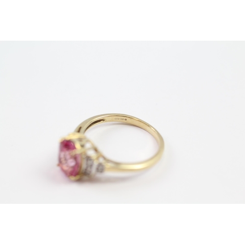 197 - 9ct gold coated pink topaz single stone ring with white gemstone sides (2.4g) Size  M