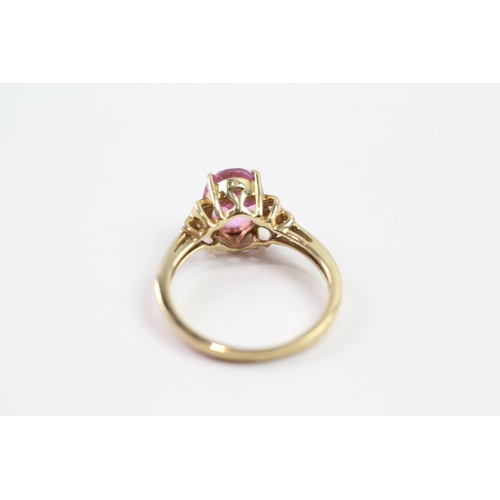 197 - 9ct gold coated pink topaz single stone ring with white gemstone sides (2.4g) Size  M