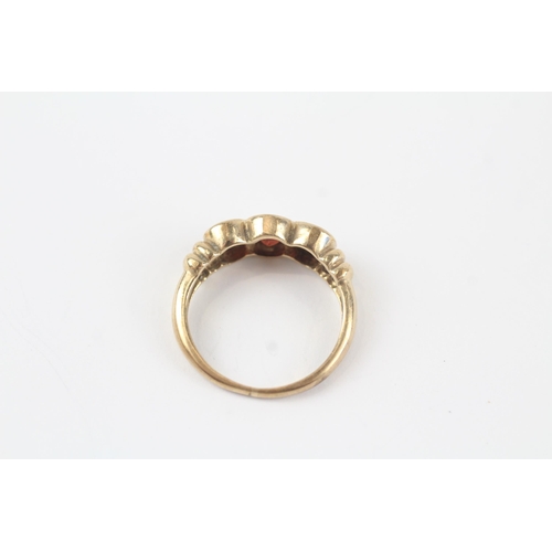 27 - 9ct gold garnet three stone ring (2.7g) Size  L