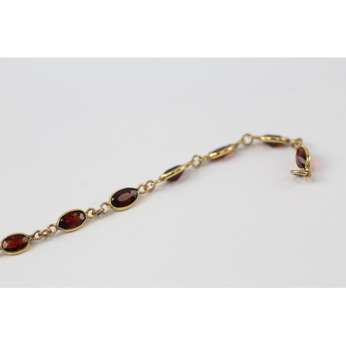 35 - 9ct gold vintage garnet bracelet (1.5g)