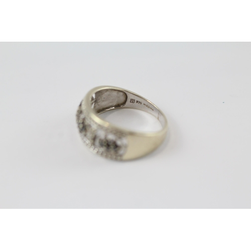 39 - 9ct white gold diamond & sapphire dress ring (3.2g) Size  O