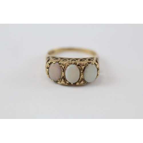 53 - 9ct gold vintage opal trilogy ring (3.4g) Size  O 1/2