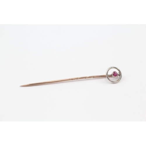 62 - 9ct gold antique stick pin w/ .800 platinum head & synthetic ruby inlay (1g)