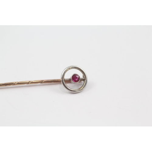 62 - 9ct gold antique stick pin w/ .800 platinum head & synthetic ruby inlay (1g)