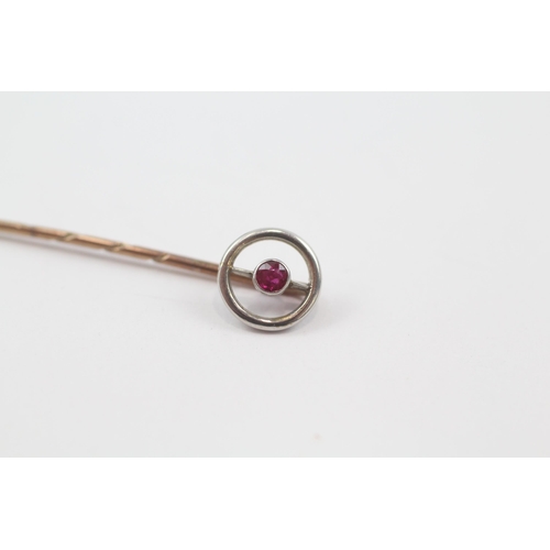 62 - 9ct gold antique stick pin w/ .800 platinum head & synthetic ruby inlay (1g)