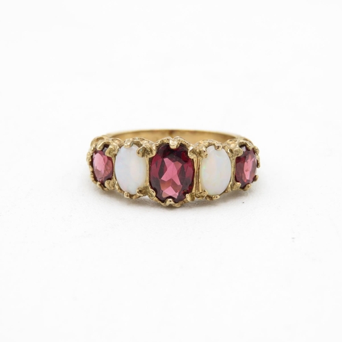 79 - 9ct Gold Garnet and Opal Five Stone Ring (4.1g) Size  L