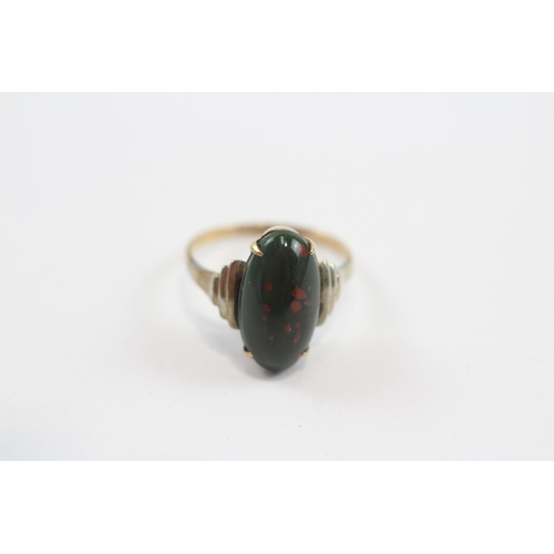 97 - 9ct Gold Vintage Bloodstone Statement Ring (1.8g) Size  H 1/2