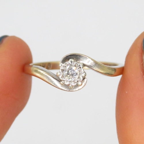 15 - 9ct gold vintage illusion set diamond set solitaire ring (2.2g) Size  M