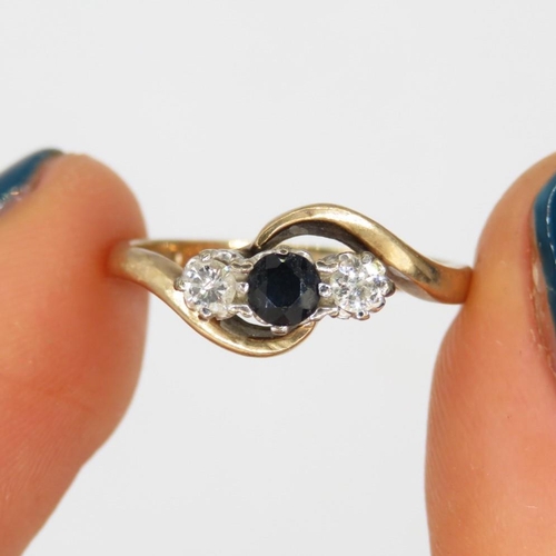 8 - 9ct gold antique diamond & sapphire offset trilogy ring (1.8g) Size  K