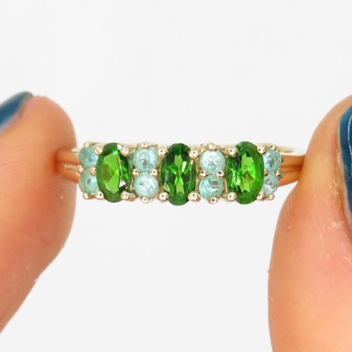 175 - 9ct gold diopside three stone ring with aquamarine spacers (2.5g) Size  R