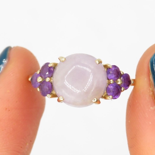 190 - 14ct gold jade & amethyst dress ring (3.2g) Size  Q