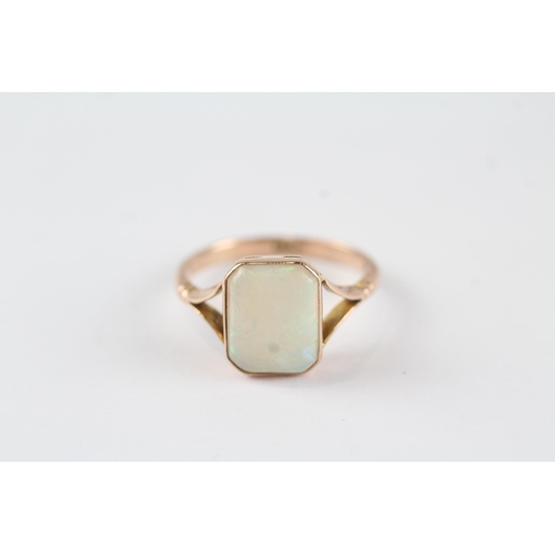 126 - 9ct gold opal dress ring (2.5g) Size  O