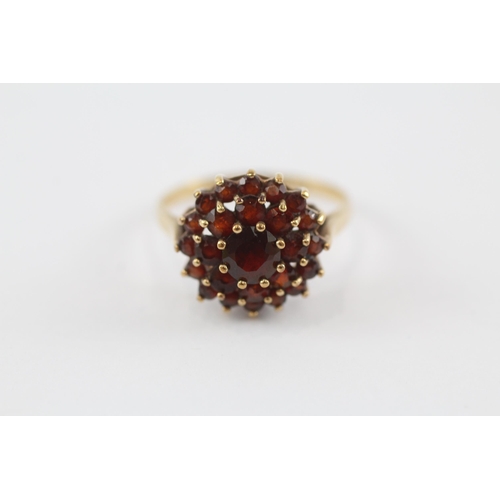 151 - 9ct gold 1970's garnet cluster ring (2.8g) Size  Q 1/2