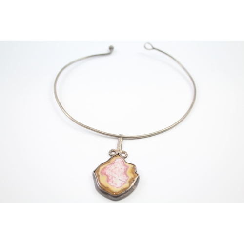 174 - Silver modernist torque necklace with Agate pendant