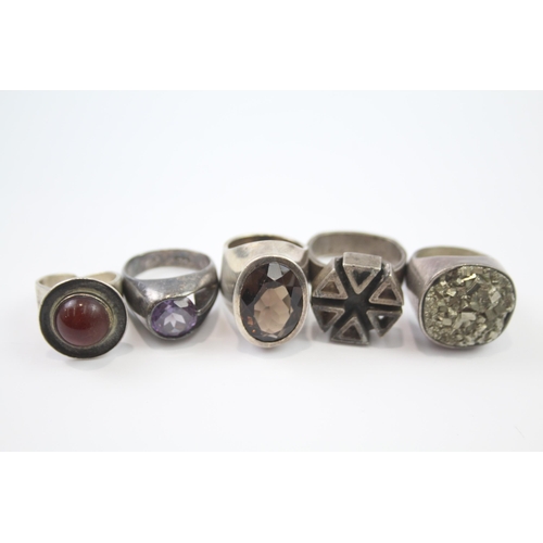 190 - Five silver modernist statement rings including gemstone