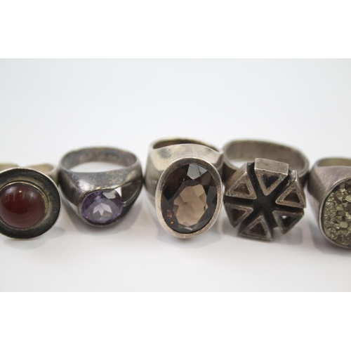 190 - Five silver modernist statement rings including gemstone