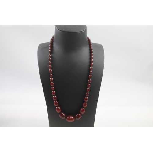 203 - Cherry Bakelite graduated necklace with screw clasp 45g