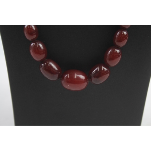 203 - Cherry Bakelite graduated necklace with screw clasp 45g