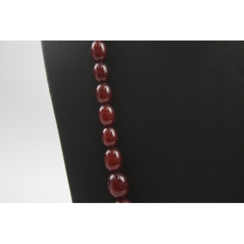 203 - Cherry Bakelite graduated necklace with screw clasp 45g