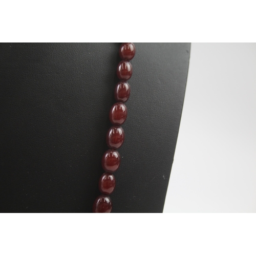 203 - Cherry Bakelite graduated necklace with screw clasp 45g