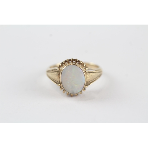 76 - 9ct gold white opal single stone ring (2.6g) Size  O