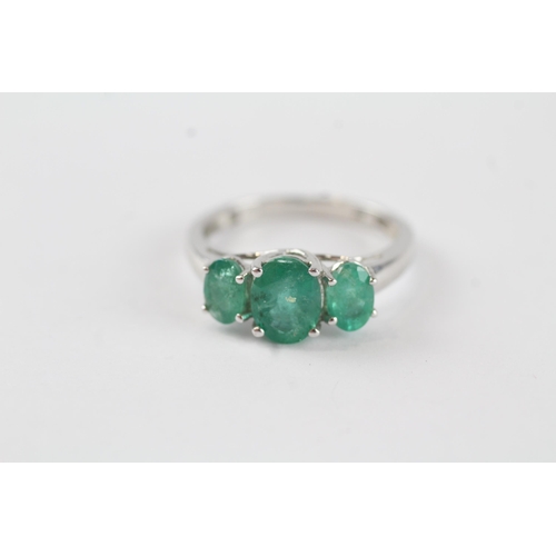 89 - 9ct white gold emerald three stone ring (2.6g) Size  O 1/2