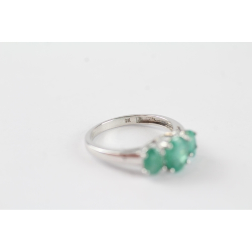 89 - 9ct white gold emerald three stone ring (2.6g) Size  O 1/2