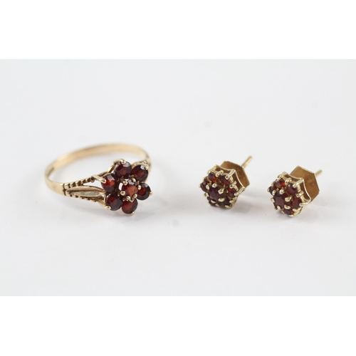 92 - 9ct gold garnet floral cluster ring & stud earrings set (3g) Size  P