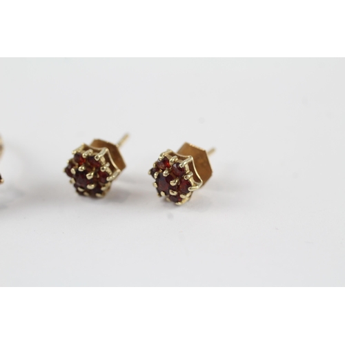 92 - 9ct gold garnet floral cluster ring & stud earrings set (3g) Size  P