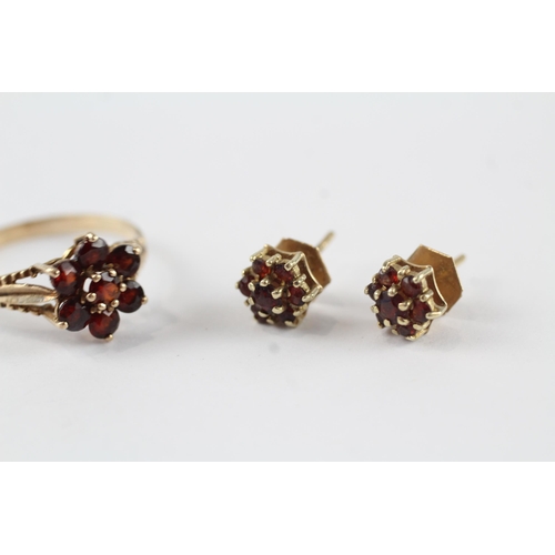 92 - 9ct gold garnet floral cluster ring & stud earrings set (3g) Size  P