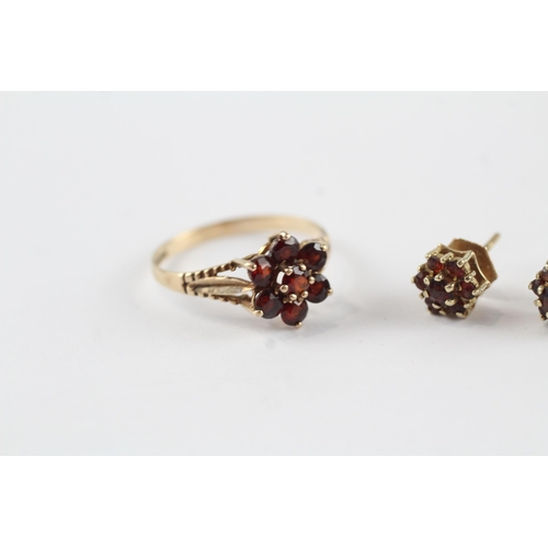 92 - 9ct gold garnet floral cluster ring & stud earrings set (3g) Size  P