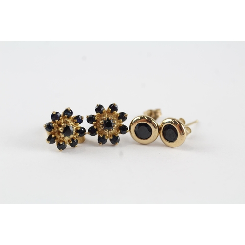 94 - 2 x 9ct gold sapphire stud earrings inc. cluster (3.3g)