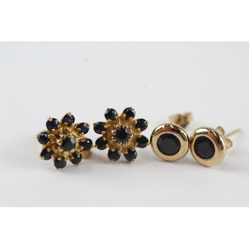 94 - 2 x 9ct gold sapphire stud earrings inc. cluster (3.3g)