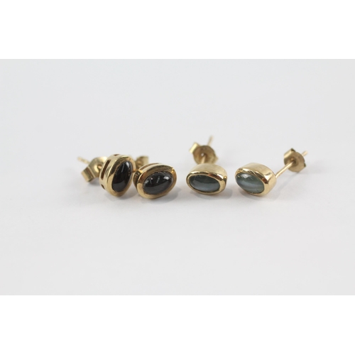 99 - 2 x 9ct gold gemstone stud earrings inc. star diopside & blue cat's eye stone (2.6g)