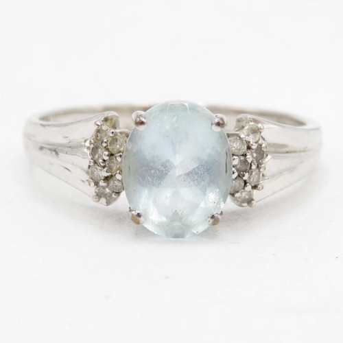 101 - 9ct white gold aquamarine single stone ring with diamond sides (3g) Size  T