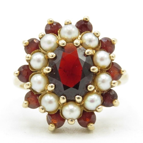 119 - 9ct gold garnet & pearl vintage dress ring (5g) Size  S