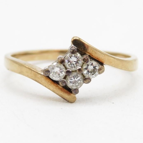 123 - 9ct gold diamond vintage ring (2g) Size  O