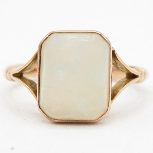 126 - 9ct gold opal dress ring (2.5g) Size  O