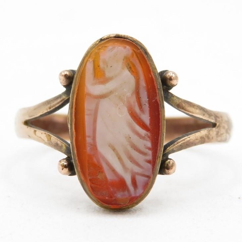 133 - 9ct gold agate cameo dress ring (1.8g) Size  Q 1/2