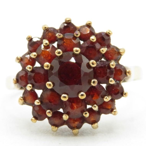 151 - 9ct gold 1970's garnet cluster ring (2.8g) Size  Q 1/2