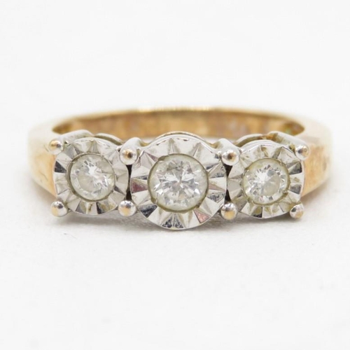 61 - 9ct round brilliant cut diamond three stone ring (2.5g) Size  J 1/2